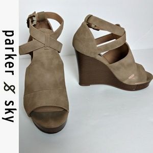 Parker & Sky Beige 7M Damaged High Heel Wedges